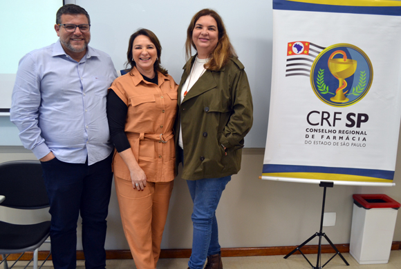 Dr. Rodinei Vieira Veloso, Dra. Luciana Canetto e Dra. Patrícia Moriel participaram da mesa-redonda "Lições aprendidas com o Programa Farmácia Notificadoras e oportunidades de melhorias futuras"