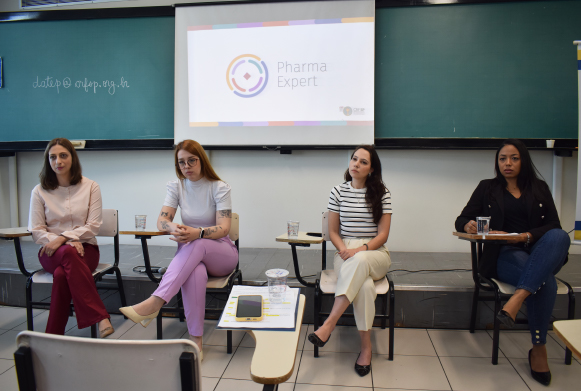 A mesa-redonda Desafios no Cuidado Farmacêutico à Pessoa Idosa em Diferentes Cenários contou com as participações da Dra. Vanessa Galuppo Bruno, Dra. Graziela Cabral da Silva e Dra. Camila Castro Vieira. A moderação foi da coordenadora do GTT de Cuidado Farmacêutico à Pessoa Idosa, Dra. Stéphanie de Souza Costa Viana