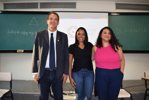 Dr. Gustavo Alves Andrade dos Santos, Dra. Stéphanie Viana e a assistente social Caroline Conceição Borges da Silva abordaram os temas Desafios no cuidado ao idoso com demência e os avanços terapêuticos; Polifarmácia e desprescrição; e os desafios no cuidado ao idoso vulnerável