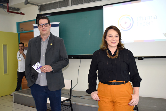 Dr. Adriano Falvo (secretário-geral do CRF-SP) e Dra. Luciana Canetto (vice-presidente do CRF-SP) na abertura das atividades em uma das salas do 5º Pharma Expert