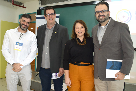 O Prof. Dr. Ricardo Limongi França Coelho (à esq.) ministrou o tema 'Implicações da inteligência artificial na educação farmacêutica'; ao lado dele, o Dr. Adriano Falvo, a Dra. Luciana Canetto e o Prof. Dr. Alexandre Bechara, que coordena do GTT de Educação Farmacêutica do CRF-SP