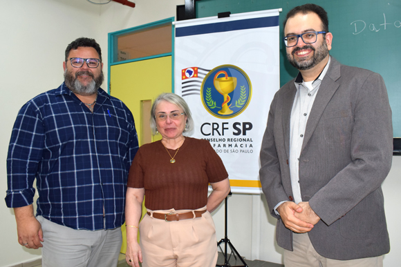 Prof. Dr. Roberto Grassi Malta, Profa. Dra. Maria Elisa Gonzalez Manso e Prof. Dr. Alexandre Bechara na mesa-redonda Extensão curricularizada - Experiências exitosas e desafios