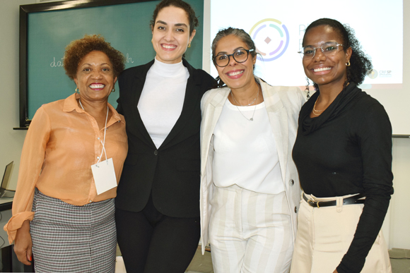 Dra. Raquel Fernandes Venâncio (à esq.) é coordenadora do GTT de Cuidados Farmacêuticos e Humanização do Tratamento do CRF-SP e moderou as atividades da sala no Pharma Expert; Dra. Tamara Farjani, Dra. Daniela Espejo e Dra. Camilla Gomes Araújo apresentaram conceitos sobre cuidados paliativos no ambulatório e sobre o papel do farmacêutico na área