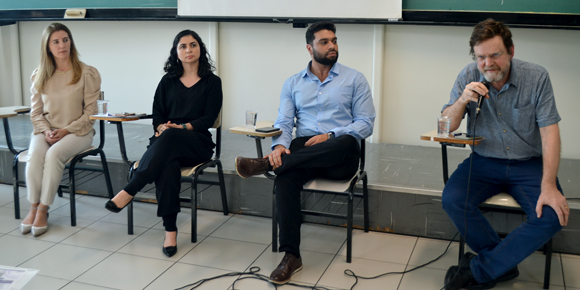 A mesa-redonda 'Radiofármacos teranósticos aplicados em Oncologia' contou com a participação da Dra. Ana Cláudia Camargo Miranda, Profa. Dra. Daniele de Paula Faria, Dr. Caiubi Rodrigues de Paula Santos e  Prof. Dr. Marcelo Tatit Sapienza