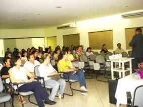 Profissionais e estudantes assistem à palestra em Araraquara
