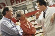 Estima-se que idosos norte-americanos consumam, em média, cinco medicamentos diferentes ao mesmo tempo