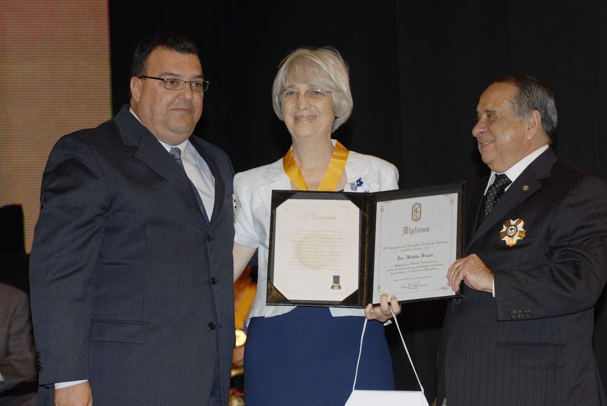 A diretora regional de Marília, dra. Mafalda Biagini (ao centro), foi homenageada com a Comenda ao Mérito Farmacêutico