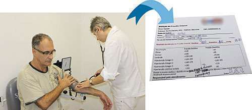 Dra. Eliete medindo pressão, e via recebida pelo paciente com os índices para apresentar ao médico (Fotos: Thais Noronha)