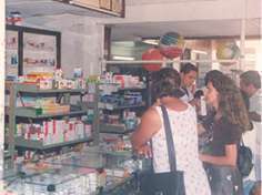Farmácia São Judas Tadeu na década de 1990. O estabeleciemento foi fundado em 1956 pelo dr. Vizotto (Foto: arquivo pessoal)