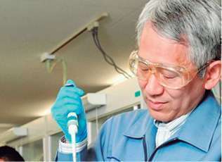 O japonês Koichi Tanaka ganhou o Prêmio Nobel em 2002 em Química por desenvolver o método de ionização para espectrometria de massa (Reprodução)