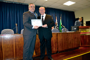Dr. Alípio Carmo recebe homenagem do dr. Lauro Moretto