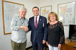 O secretário Milton Flávio recebe Dr. Pedro Menegasso e a vereadora Edir Sales