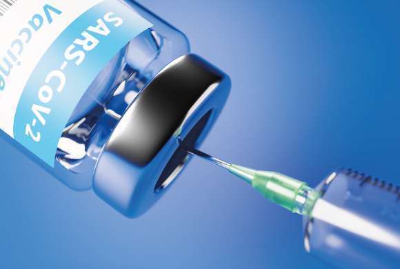imagem de uma seringa introduzida em uma ampola de vacina