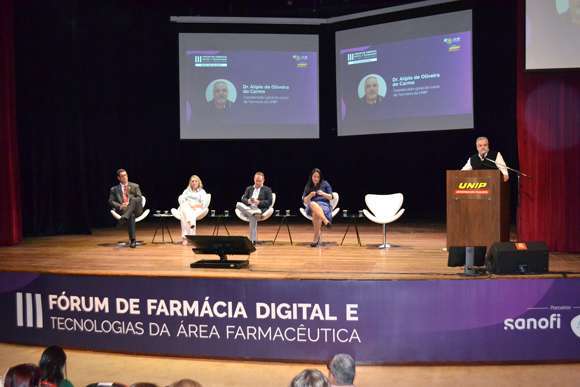Fórum debate uso da tecnologia na área farmacêutica em evento que contou com participação de Ana Estela Haddad e Miguel Falabella