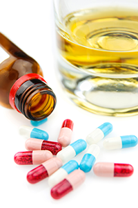 Farmacêutico deve orientar sobre a mistura entre medicamentos e álcool