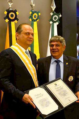 O ministro da Saúde, Ricardo Barros, e o presidente do CFF, Dr. Walter Jorge João