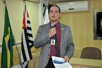 Dr. Gustavo Lemos Guerra, membro do Comitê Jovem do CRF-SP e mediador das discussões do evento