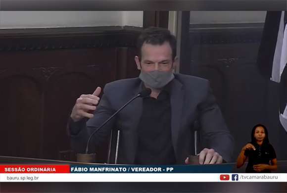 Vereador Fábio Manfrinato fazendo discurso em sessão plenária usando máscara
