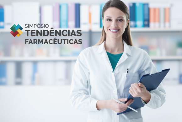 Farmacêutica de jaleco branco segurando prancheta e ao lado escrito simpósio Tendências Farmacêuticas 