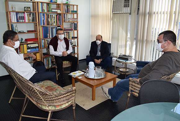 O deputado Orlando Silva, Dr. Marcos Machado, Dr. Dirceu Raposo e o assessor Rodrigo de Carvalho durante a reunião 
