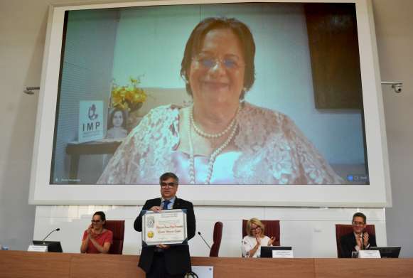 A farmacêutica Dra. Maria da Penha Maia Fernandez participou da cerimônia de entrega do título de Doutora Honoris Causa de forma remota; solenidade ocorreu na Sala do Conselho Universitário da USP, na capital