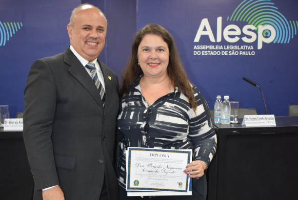  Dra. Priscila Dejuste recebeu o certificado das mãos do Dr. Alexsandro Macedo Silva, presidente da Comissão eleitoral regional