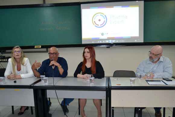 Dra. Fernanda Waterstradt Aio, Dr. Carlos Kalil, Dra. Viviane Bergamo e Dr. José Ricardo Domingues debateram sobre o controle de qualidade 