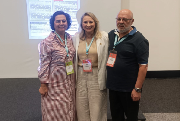 Dra. Dirce Cruz, assessora técnica do Cosems-SP; Dra. Luciana Canetto, vice-presidente do CRF-SP; e Dr. Clarisvan Gonçalves, apoiador do Cosems-SP