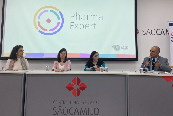 Dra. Fátima Farhat, Dra. Leiliane Marcatto, Dra. Patrícia Moreira e Dr. Fabrício Cirino debatem a Qualificação da assistência ao paciente "Construindo o plano de cuidado e metas terapêuticas"