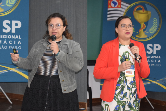 Dra. Bruna Fray e Dra. Natália Zimmermann (vice-coordenadora e coordenadora do GTT de Farmácia Hospitalar da Seccional de Ribeirão Preto)