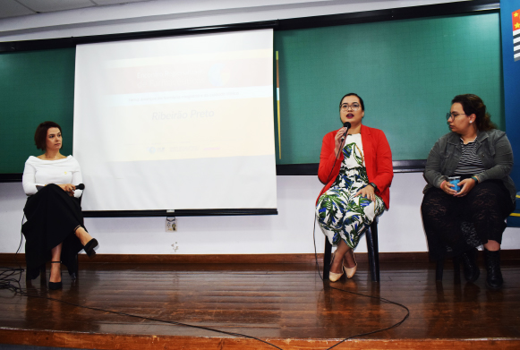 Dra. Tatiana Alves (delegada regional da Seccional de Barretos), Dra. Natália Zimmermann e Dra. Bruna Fray na mesa-redonda sobre a atuação do farmacêutico clínico no contexto hospitalar e na atenção primária