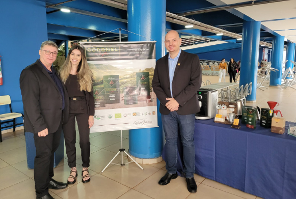 Dr. Wilson Rigoni (delegado regional da Seccional de Barretos e mestre de cerimônias do evento em Ribeirão Preto); Dra. Monike Dias (farmacêutica e representante da empresa Gustavo Leonel Cafés Especiais); e Dra. Marcelo Barrionovo