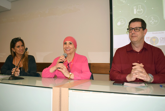 Vanessa Tubel, CEO da JCR do Brasil; Dra. Amouni Mourad, coordenadora do curso de Farmácia da Universidade Presbiteriana Mackenzie; e o secretário-geral do CRF-SP, Dr. Adriano Falvo 