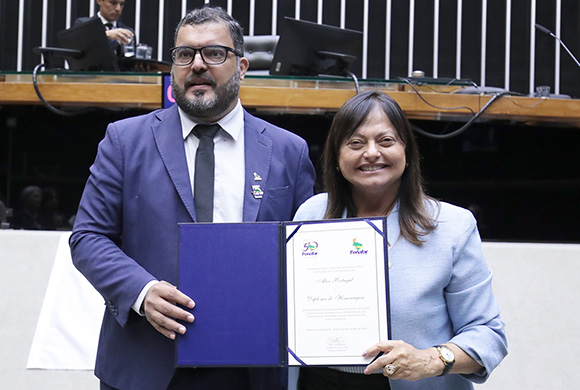 O presidente da Fenafar, Dr. Fábio Basílio, com a deputada federal Alice Portugal (Foto: Câmara dos Deputados)