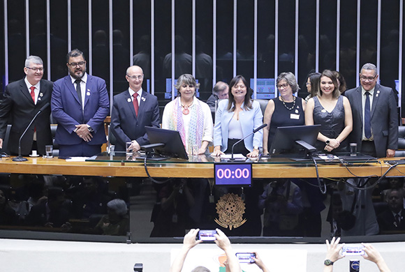 Sessão solene em homenagem aos 50 Anos de fundação da Fenafar foi um requerimento da deputada federal Alice Portugal (Foto: Câmara dos Deputados)