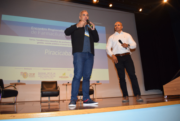 Palestra Identificação do líder farmacêutico na ótica do RH: Dr. Kleber Fernandes e Dr. Fernando Henrique dos Santos